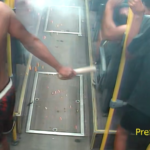 dupla-e-presa-por-soltar-rojao-dentro-de-brt-no-recreio;-video