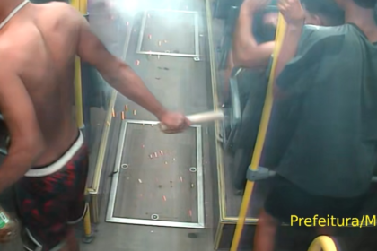 dupla-e-presa-por-soltar-rojao-dentro-de-brt-no-recreio;-video