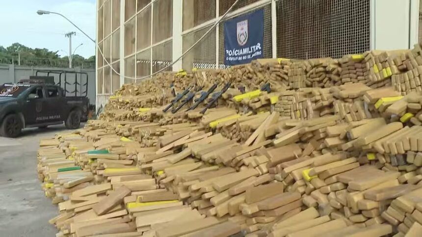 pm-apreende-48-toneladas-de-maconha-em-bunker-no-complexo-da-mare