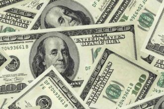 dolar-cai-a-r$-5,06-com-tregua-entre-eua-e-ira-e-ibovespa-registra-recorde