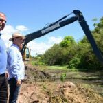 prefeito-frederico-paes-vistoria-limpeza-de-canal-no-parque-novo-eldorado