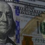dolar-cai-a-r$-5,06,-e-bolsa-bate-recorde-com-alivio-no-oriente-medio