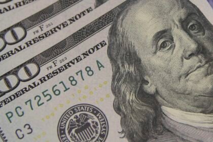 dolar-cai-para-r$-5,01,-e-bolsa-renova-recorde-com-ajuda-do-exterior