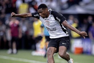 andre-e-expulso-por-gesto-obsceno-e-levanta-debate-sobre-postura