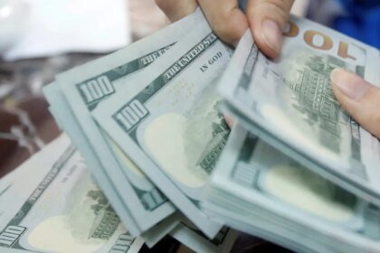 dolar-sobe-a-r$-5-e-bolsa-cai-2%-em-dia-de-tensao-global