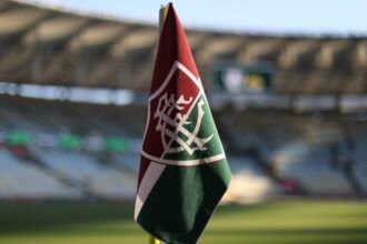 torcedores-do-fluminense-protestam-no-ct-apos-derrota-na-libertadores-e-cobram-jogadores-–-esporte-news-mundo
