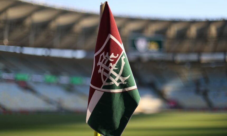 torcedores-do-fluminense-protestam-no-ct-apos-derrota-na-libertadores-e-cobram-jogadores-–-esporte-news-mundo