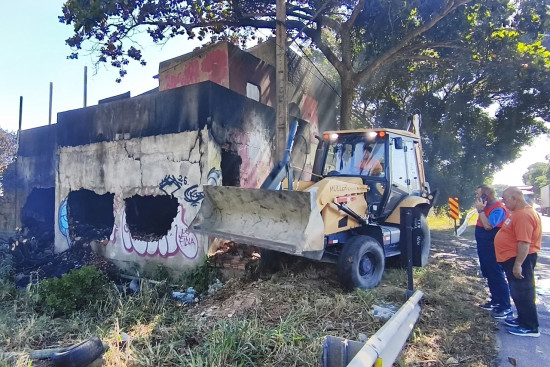 defesa-civil-realiza-demolicao-de-predio-que-pegou-fogo-na-tapera