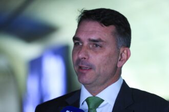 flavio-bolsonaro-afirma-na-agrishow-que-governo-lula-trata-agro-‘como-lixo’