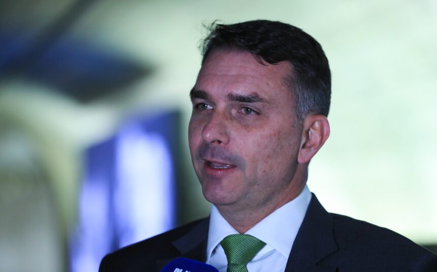flavio-bolsonaro-afirma-na-agrishow-que-governo-lula-trata-agro-‘como-lixo’