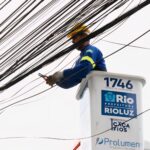 operacao-caca-fios:-rioluz-vai-investir-mais-de-r$-2-milhoes-para-retirada-de-cabos-irregulares-em-postes-da-cidade