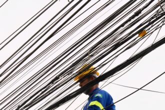 operacao-caca-fios:-rioluz-vai-investir-mais-de-r$-2-milhoes-para-retirada-de-cabos-irregulares-em-postes-da-cidade