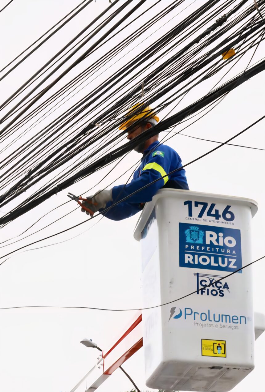 operacao-caca-fios:-rioluz-vai-investir-mais-de-r$-2-milhoes-para-retirada-de-cabos-irregulares-em-postes-da-cidade
