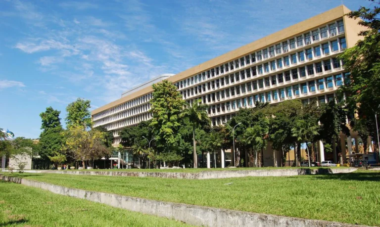estudantes-da-ufrj-organizam-paralisacao,-denunciam-assedio,-falhas-no-bandejao-e-crise-estudantil