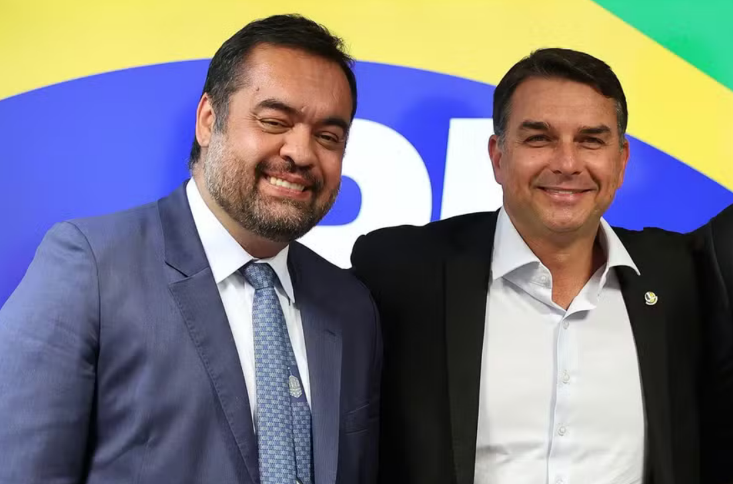 flavio-bolsonaro-e-aconselhado-a-se-afastar-de-claudio-castro,-que-se-tornou-‘toxico’-apos-operacao-da-pf