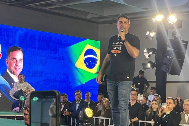 flavio-bolsonaro-e-ovacionado-e-vaiado-em-marcha-de-prefeitos-em-brasilia