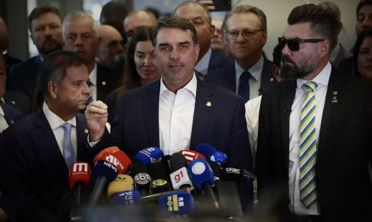 aliados-cobram-flavio-bolsonaro-e-jogam-a-toalha:-“como-podemos-defender?”