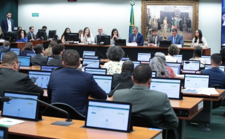 oposicao-retoma-reducao-da-maioridade-penal-para-abafar-desgaste-de-flavio-bolsonaro-com-caso-do-master