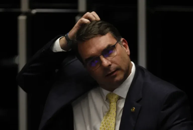 mirando-indecisos,-pt-quer-consolidar-imagem-de-flavio-bolsonaro-como-“mentiroso”