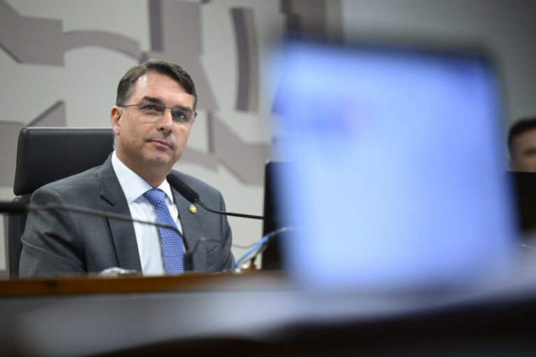 flavio-bolsonaro-ataca-fim-da-escala-6×1-e-defende-a-remuneracao-por-hora