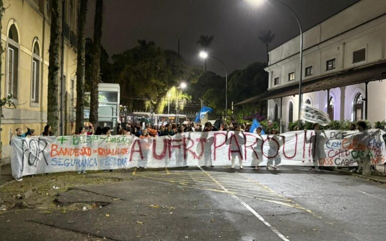 estudantes-da-ufrj-aprovam-estado-de-greve-em-assembleia