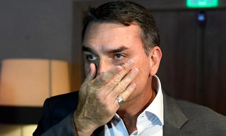 pf-investiga-repasse-de-flavio-bolsonaro-a-ong-ligada-aos-irmaos-brazao