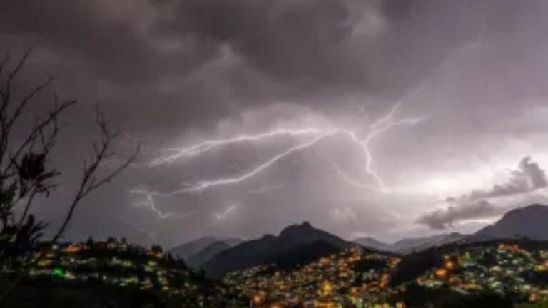 tempestade-de-raios-deixa-cidades-da-serra-do-rio-em-alerta-severo-e-aciona-sirenes