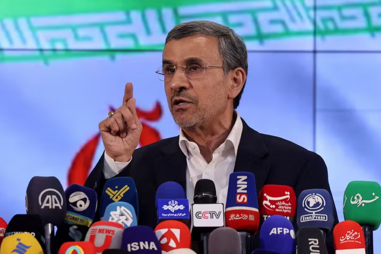 israel-tentou-instalar-ahmadinejad-no-poder-apos-ataque-ao-ira,-diz-new-york-times