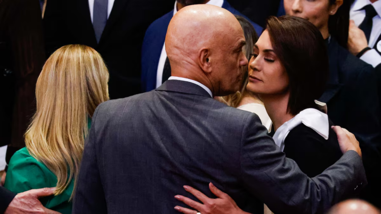 “nosso-ministro”:-como-stf-interpreta-gestos-de-aproximacao-de-michelle-bolsonaro-a-moraes