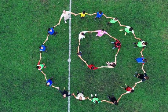 maes-entram-em-campo-e-dao-show-em-comemoracao-especial-no-futebol-society-da-fme
