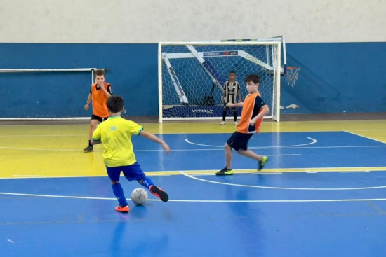 bola-rolando-e-muita-animacao-no-futsal-do-contraturno-da-fme