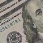 dolar-sobe-a-r$-5,06,-e-bolsa-cai-com-tensao-global-e-ruido-politico