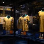 futebol:-exposicao-conta-a-historia-da-camisa-canarinho