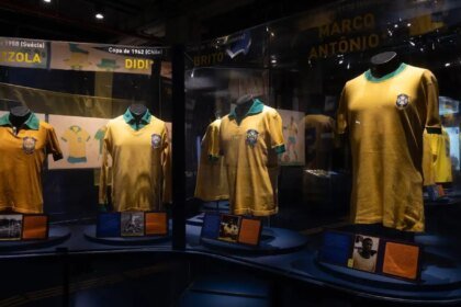 futebol:-exposicao-conta-a-historia-da-camisa-canarinho