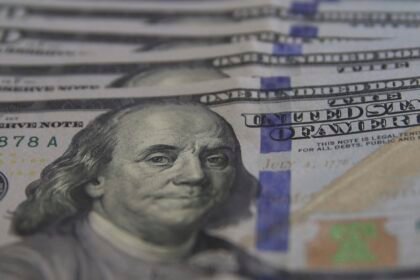 dolar-cai-para-r$-5,03-com-alivio-geopolitico-e-foco-nos-eua