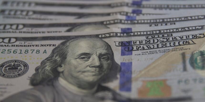 dolar-cai-para-r$-5,03-com-alivio-geopolitico-e-foco-nos-eua