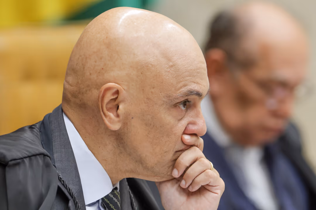 Flávio Bolsonaro pede afastamento de Moraes em caso envolvendo Daniel Vorcaro e Banco Master