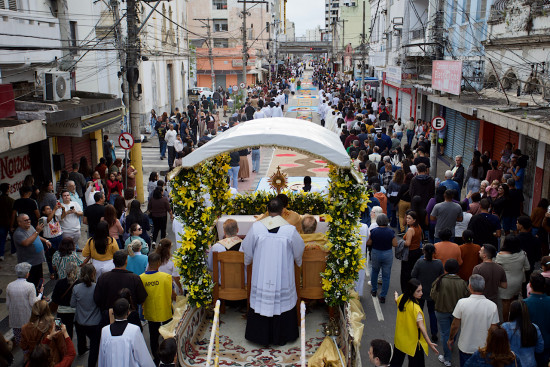 corpus-christi:-comunidade-acompanha-tradicional-procissao-pelas-ruas-do-centro