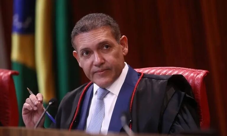 sakamoto:-nunes-marques-inaugura-chefia-do-tse-com-ajudinha-a-flavio-bolsonaro