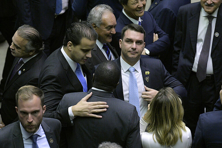 o-alerta-do-centrao-apos-pesquisa-sobre-queda-de-flavio-censurada-por-kassio