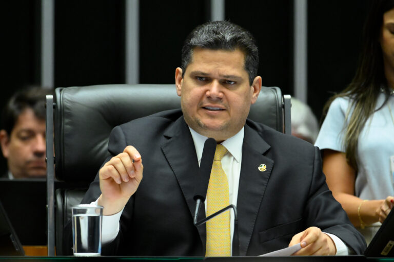 alcolumbre-ameaca-aprovar-pautas-de-r$-270-bilhoes-e-governo-entra-em-alerta-maximo