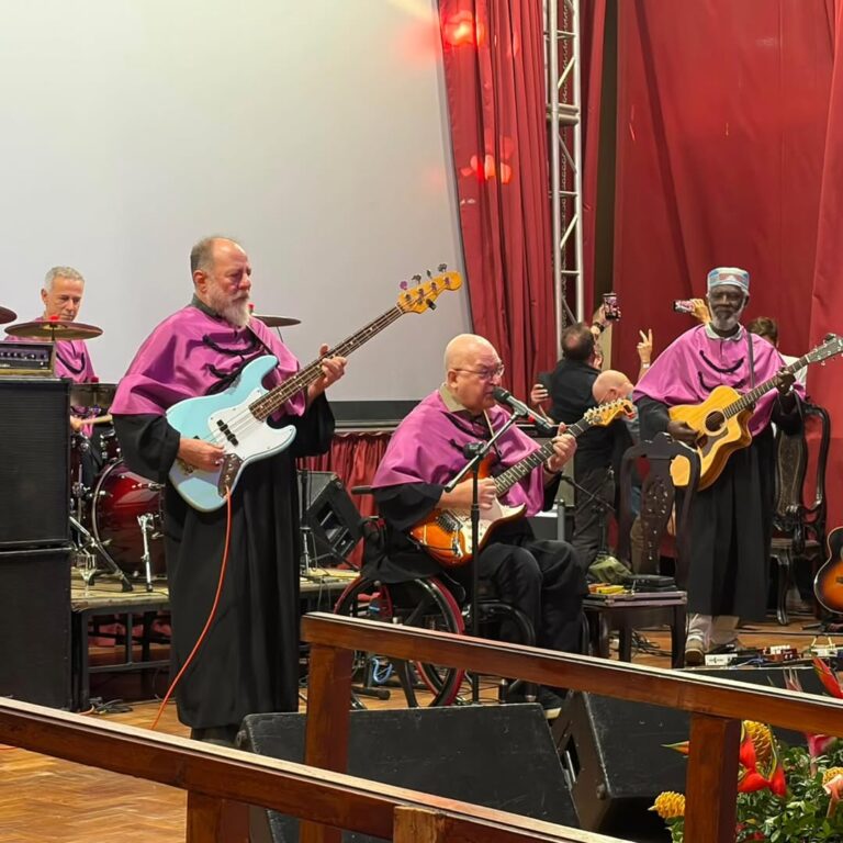 paralamas-honoris-causa:-banda-recebe-maior-homenagem-academica-da-ufrrj