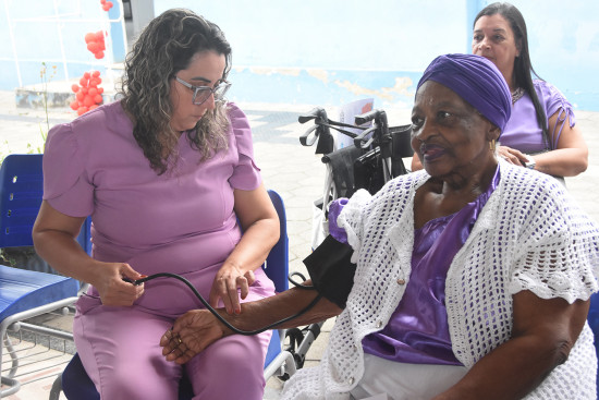 junho-violeta:-tardezinha-da-saude-com-acoes-para-idosos-no-clube-da-terceira-idade