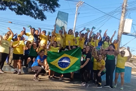 praca-sao-goncalo-vira-palco-de-aula-funcional-em-clima-de-copa-do-mundo