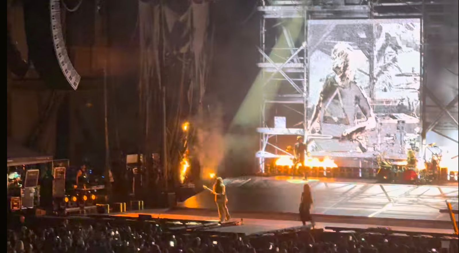 video:-incendio-atinge-palco-de-show-do-evanescence-e-equipe-age-rapidamente-para-evitar-tragedia