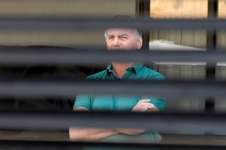 defesa-admite-que-pistola-pertence-a-bolsonaro,-mas-alega-que-estava-“inoperante”