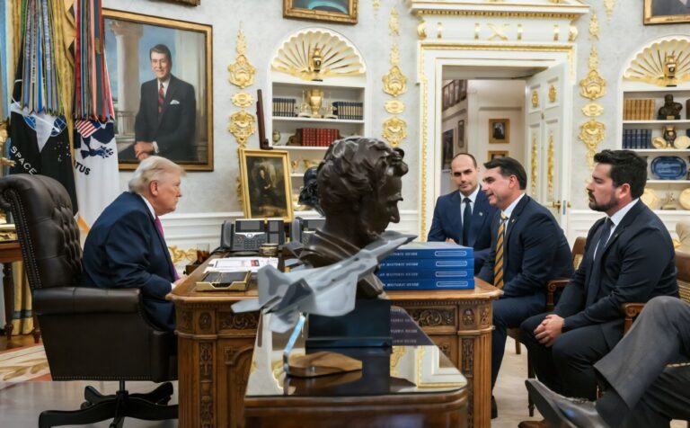 trump-confunde-flavio-e-eduardo-ao-comentar-condenacao-de-ex-deputado:-‘prenderam-bolsonaro-jr.’