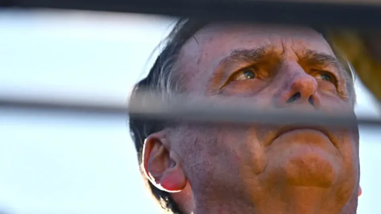 confusao-mental-de-bolsonaro-causada-por-remedios-fez-seguranca-inutilizar-arma,-diz-defesa