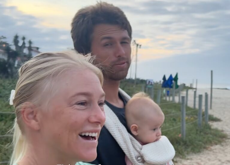 medalhista-de-prata-em-paris,-tati-weston-webb-retorna-a-wsl-e-encanta-a-web-com-imagens-da-filha-em-saquarema;-assista