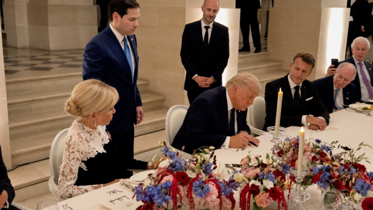 trump-assina-rendicao-ao-ira-em-versalhes,-como-a-alemanha-apos-perder-a-1a-guerra